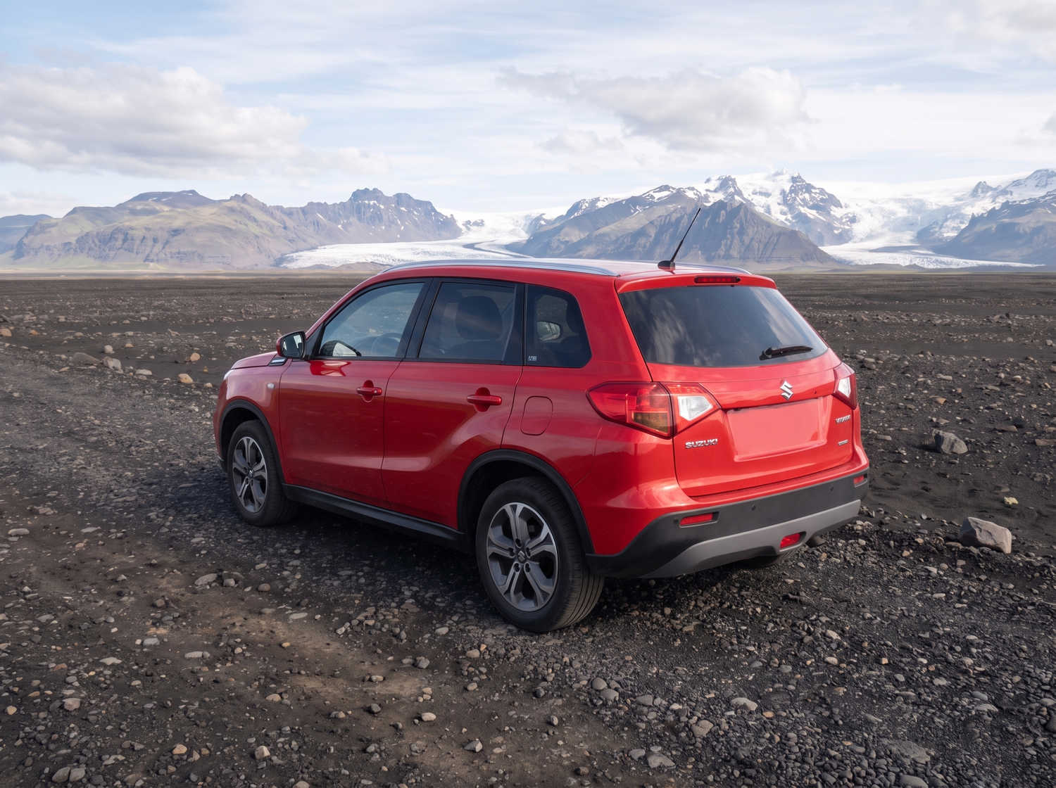 Suzuki Vitara. Ideale per affrontare le strade degli altopiani islandesi e i percorsi sterrati, questo veicolo a noleggio offre tutto lo spazio necessario per un viaggio on the road senza intoppi in Islanda.