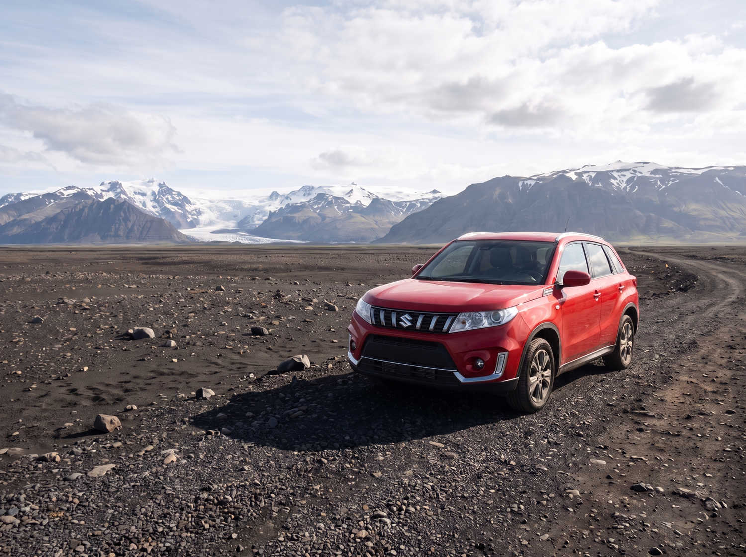 Suzuki Vitara. Ideale per affrontare le strade degli altopiani islandesi e i percorsi sterrati, questo veicolo a noleggio offre tutto lo spazio necessario per un viaggio on the road senza intoppi in Islanda.