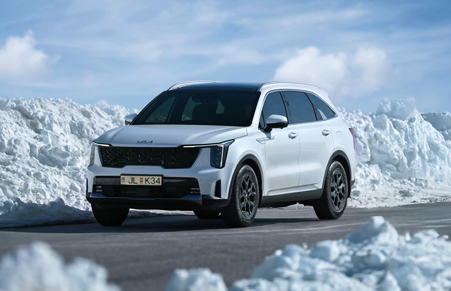 Kia Sorento. Un veicolo a noleggio 4x4 spazioso e affidabile in Islanda, progettato per una guida fluida su strade sterrate, percorsi F e terreni all’aperto, con ampio spazio per passeggeri e bagagli.