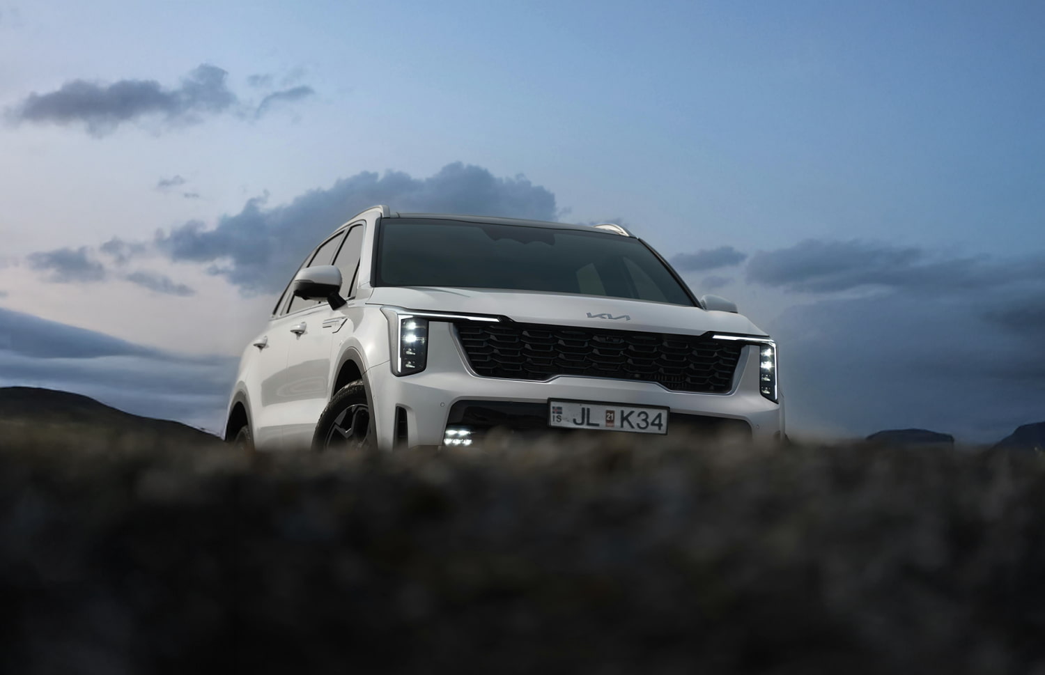 Kia Sorento. Un veicolo a noleggio 4x4 spazioso e affidabile in Islanda, progettato per una guida fluida su strade sterrate, percorsi F e terreni all’aperto, con ampio spazio per passeggeri e bagagli.