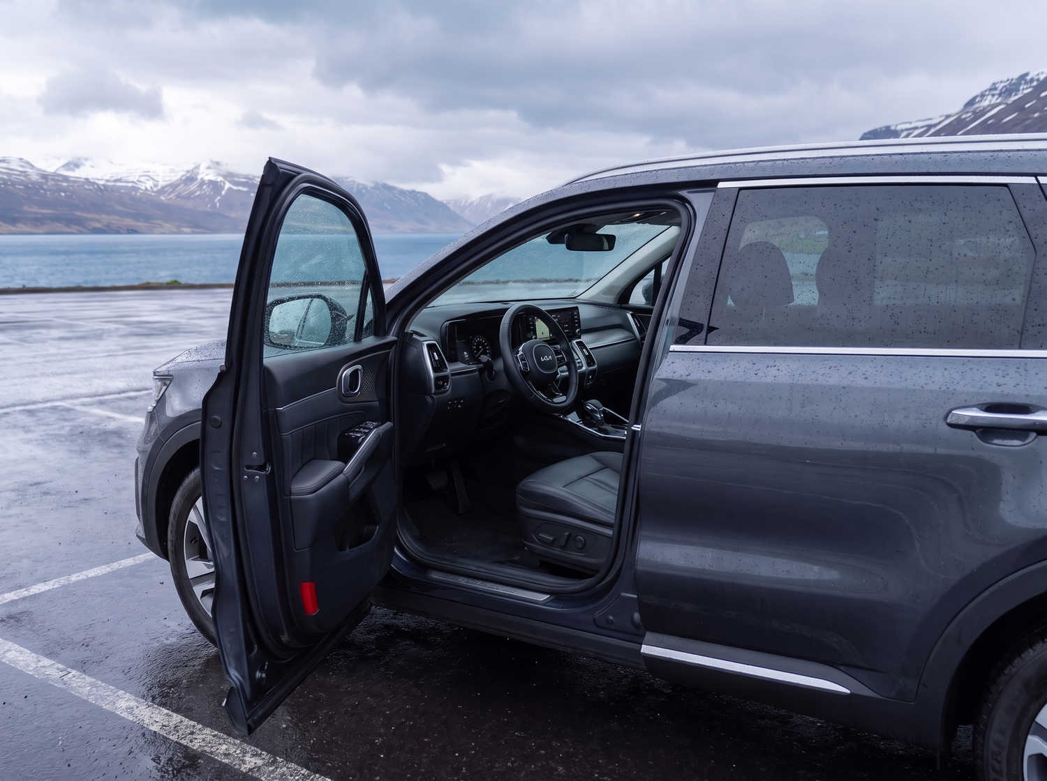 Kia Sorento. Un veicolo a noleggio 4x4 spazioso e affidabile in Islanda, progettato per una guida fluida su strade sterrate, percorsi F e terreni all’aperto, con ampio spazio per passeggeri e bagagli.