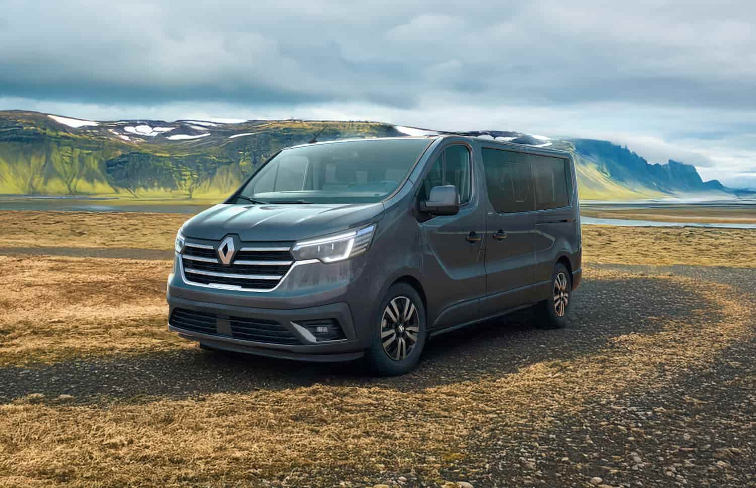 Renault Trafic rosso, furgone da 9 posti con cambio manuale, sedili riscaldati, Bluetooth e caricatore USB; ideale per i viaggi di gruppo in Islanda.