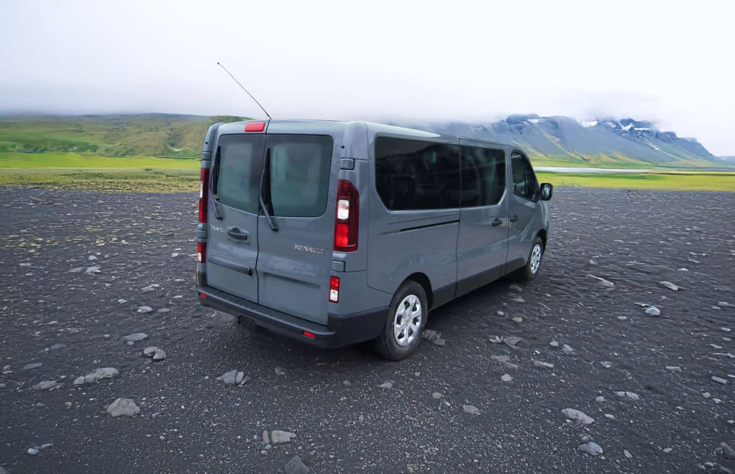 Renault Trafic rosso, furgone da 9 posti con cambio manuale, sedili riscaldati, Bluetooth e caricatore USB; ideale per i viaggi di gruppo in Islanda.