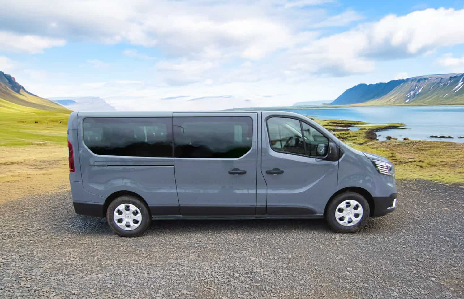 Renault Trafic rosso, furgone da 9 posti con cambio manuale, sedili riscaldati, Bluetooth e caricatore USB; ideale per i viaggi di gruppo in Islanda.