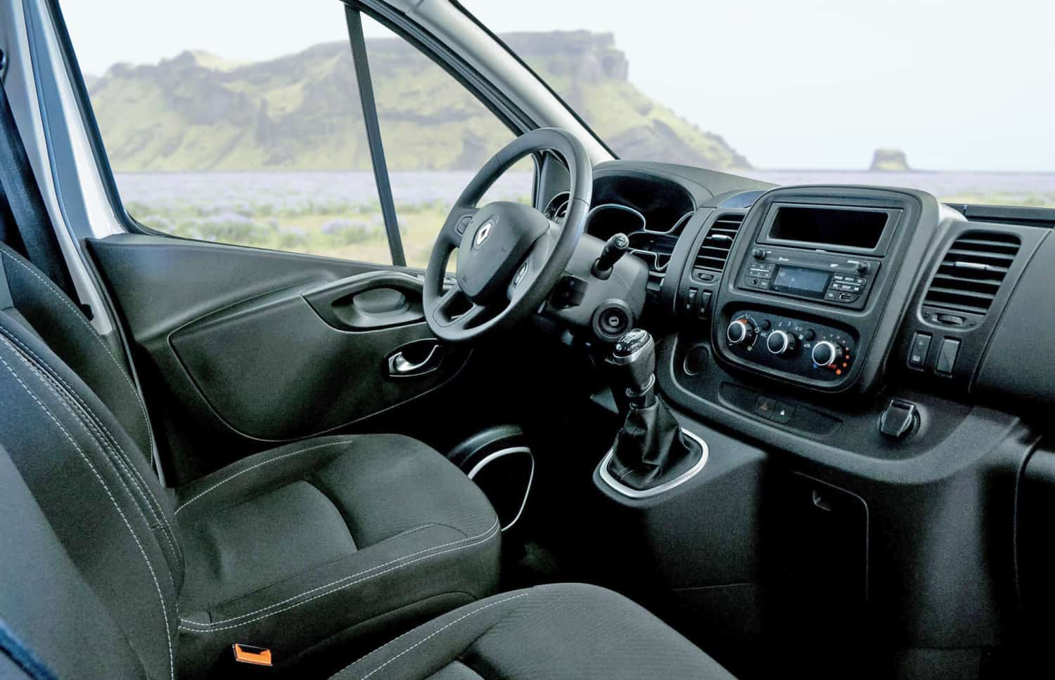 Renault Trafic rosso, furgone da 9 posti con cambio manuale, sedili riscaldati, Bluetooth e caricatore USB; ideale per i viaggi di gruppo in Islanda.