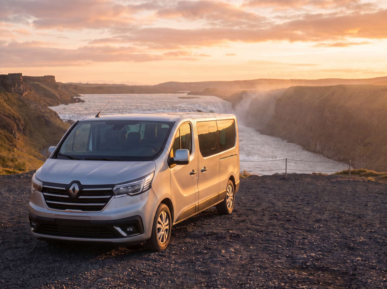 Renault Trafic rosso, furgone da 9 posti con cambio manuale, sedili riscaldati, Bluetooth e caricatore USB; ideale per i viaggi di gruppo in Islanda.