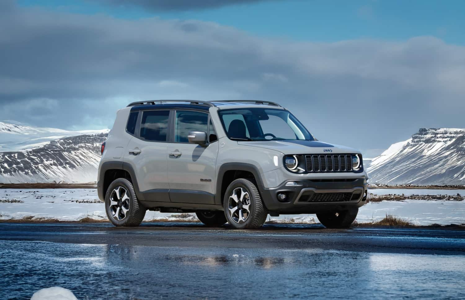 Jeep Renegade. Un robusto veicolo a noleggio fuoristrada in Islanda, attrezzato per attraversare fiumi e percorrere strade sterrate, perfetto per i viaggiatori in cerca di avventura sulle strade F.