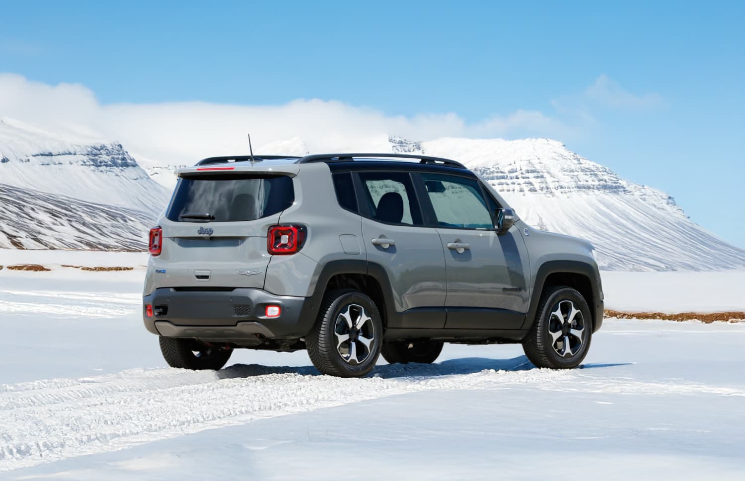 Jeep Renegade. Un robusto veicolo a noleggio fuoristrada in Islanda, attrezzato per attraversare fiumi e percorrere strade sterrate, perfetto per i viaggiatori in cerca di avventura sulle strade F.