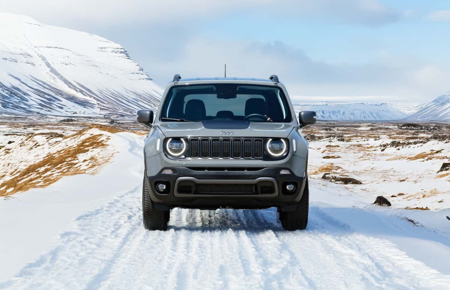 Jeep Renegade. Un robusto veicolo a noleggio fuoristrada in Islanda, attrezzato per attraversare fiumi e percorrere strade sterrate, perfetto per i viaggiatori in cerca di avventura sulle strade F.