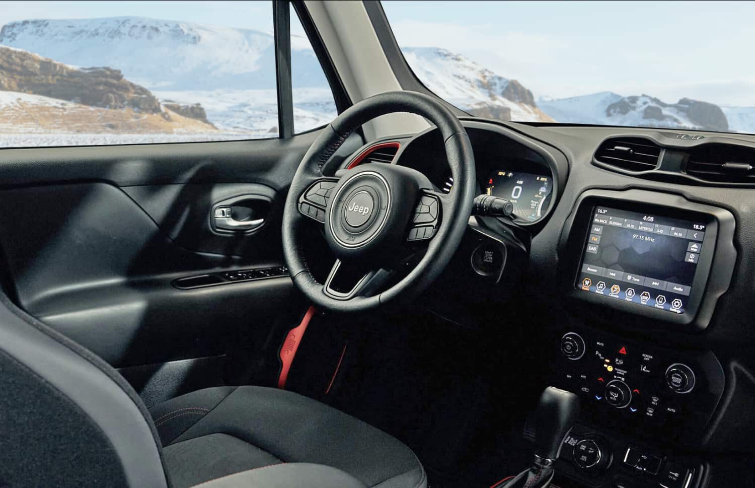 Jeep Renegade. Un robusto veicolo a noleggio fuoristrada in Islanda, attrezzato per attraversare fiumi e percorrere strade sterrate, perfetto per i viaggiatori in cerca di avventura sulle strade F.