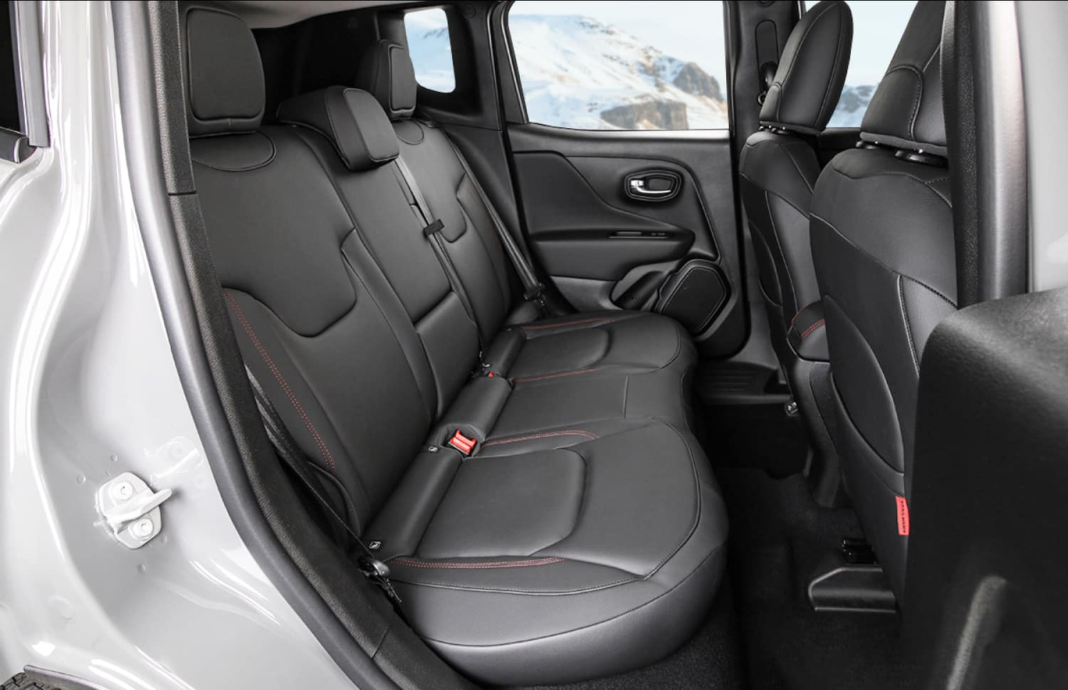 Jeep Renegade. Un robusto veicolo a noleggio fuoristrada in Islanda, attrezzato per attraversare fiumi e percorrere strade sterrate, perfetto per i viaggiatori in cerca di avventura sulle strade F.