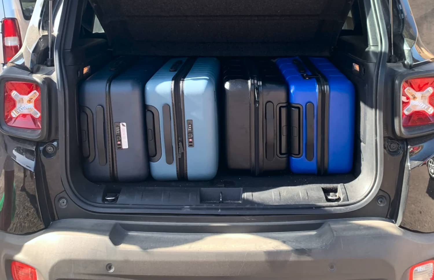 Jeep Renegade. Un robusto veicolo a noleggio fuoristrada in Islanda, attrezzato per attraversare fiumi e percorrere strade sterrate, perfetto per i viaggiatori in cerca di avventura sulle strade F.