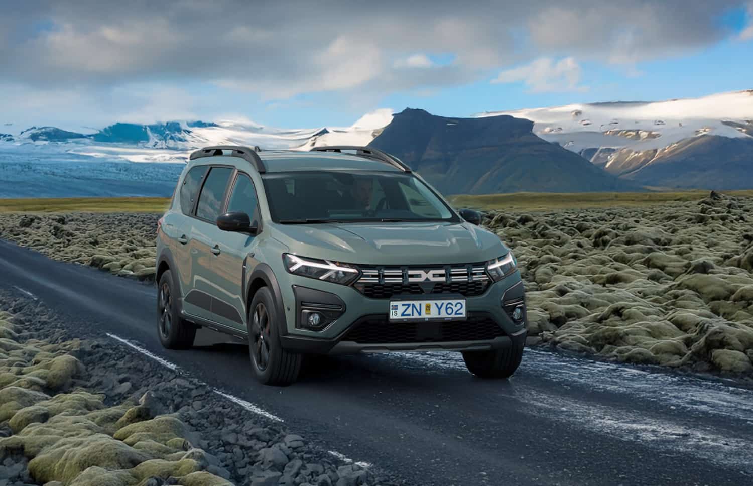 Dacia Jogger nera con cambio manuale, 7 posti, GPS, USB e sedili riscaldati; auto spaziosa per viaggi di gruppo o familiari in Islanda.