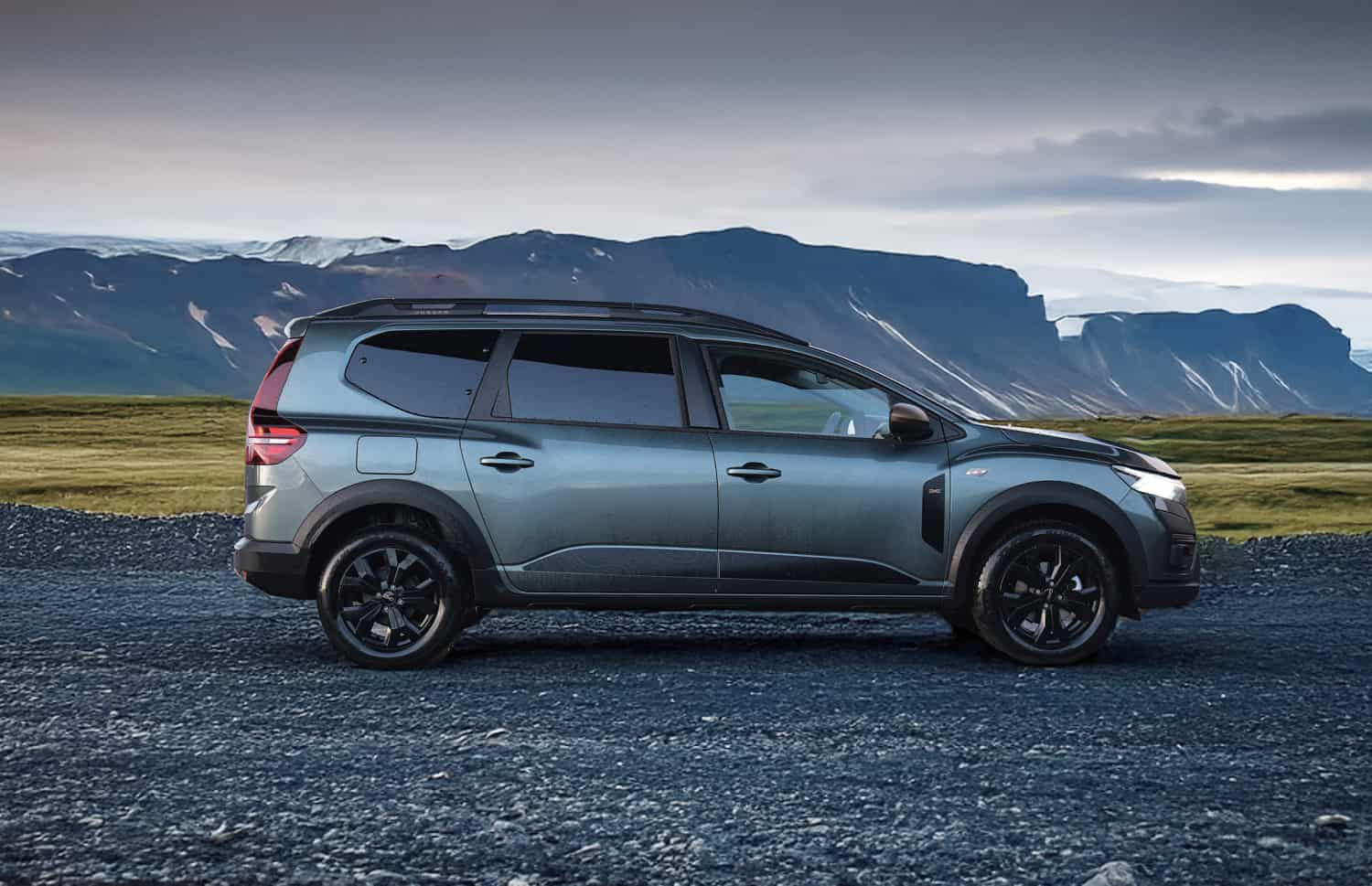 Dacia Jogger nera con cambio manuale, 7 posti, GPS, USB e sedili riscaldati; auto spaziosa per viaggi di gruppo o familiari in Islanda.