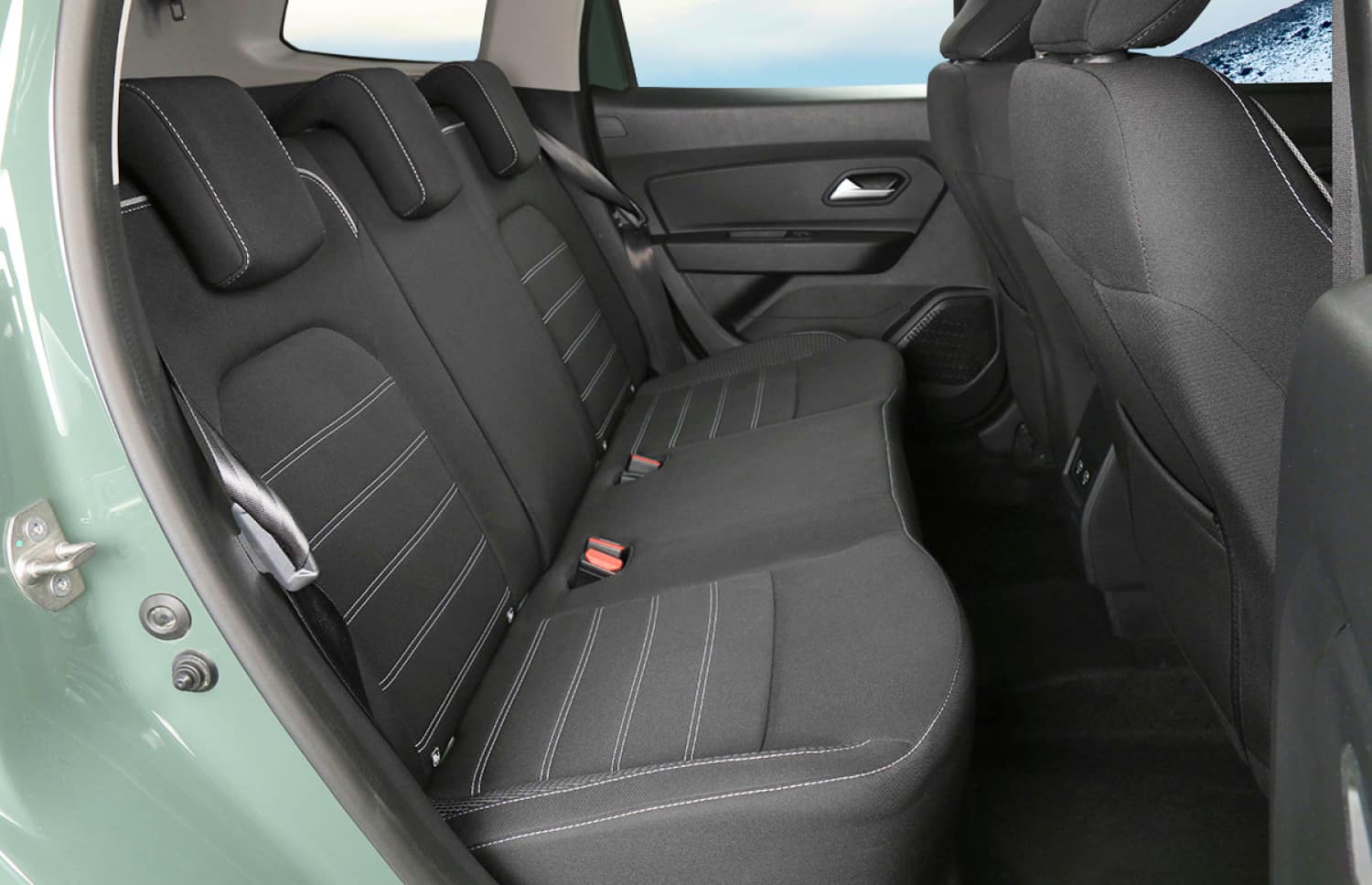 Dacia Jogger nera con cambio manuale, 7 posti, GPS, USB e sedili riscaldati; auto spaziosa per viaggi di gruppo o familiari in Islanda.