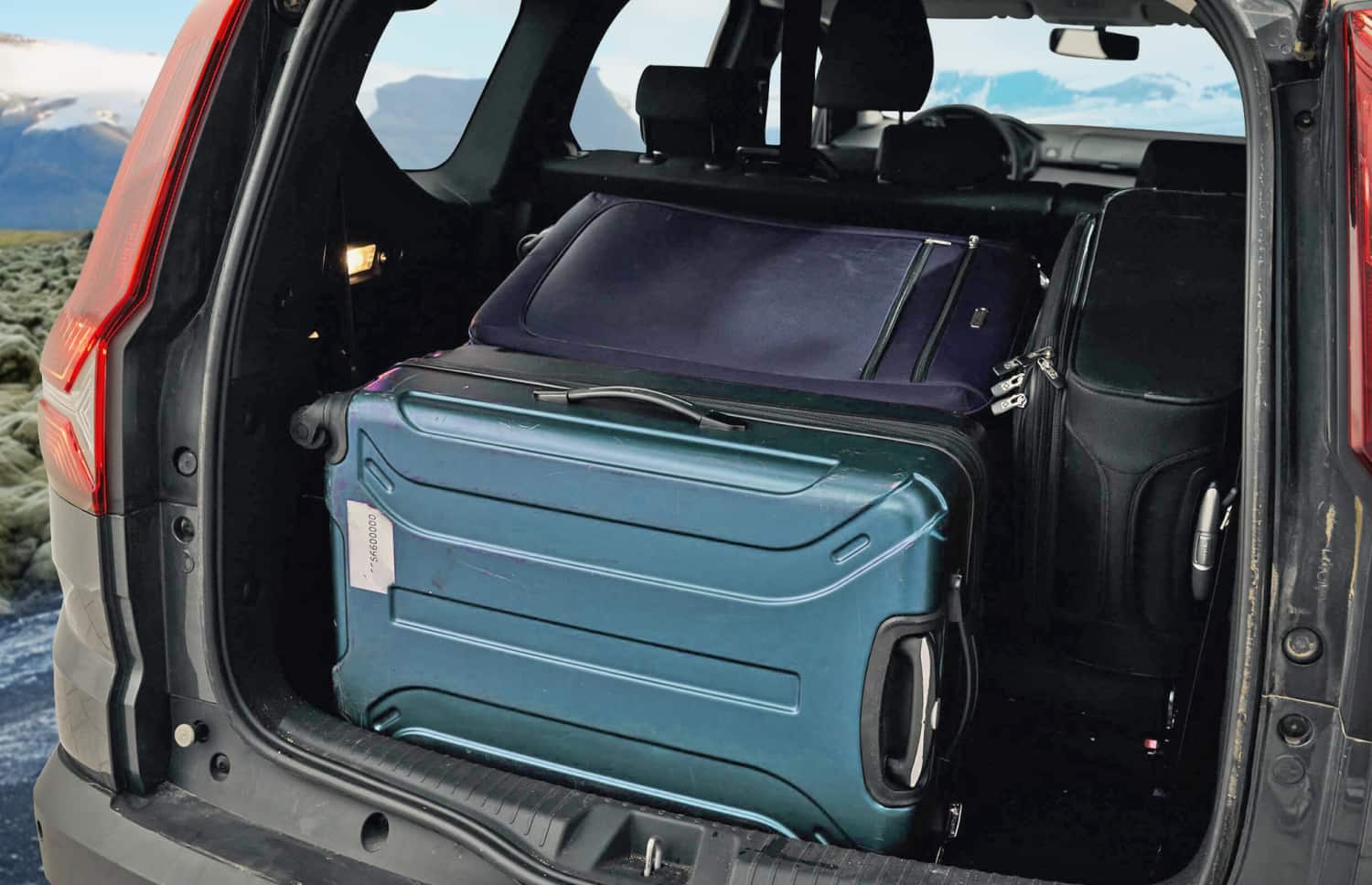 Dacia Jogger nera con cambio manuale, 7 posti, GPS, USB e sedili riscaldati; auto spaziosa per viaggi di gruppo o familiari in Islanda.