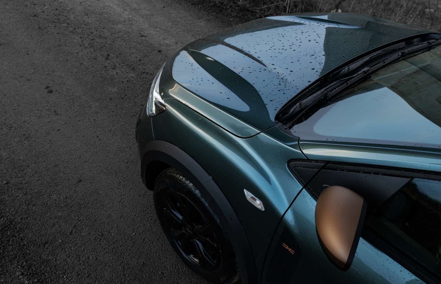 Dacia Jogger nera con cambio manuale, 7 posti, GPS, USB e sedili riscaldati; auto spaziosa per viaggi di gruppo o familiari in Islanda.