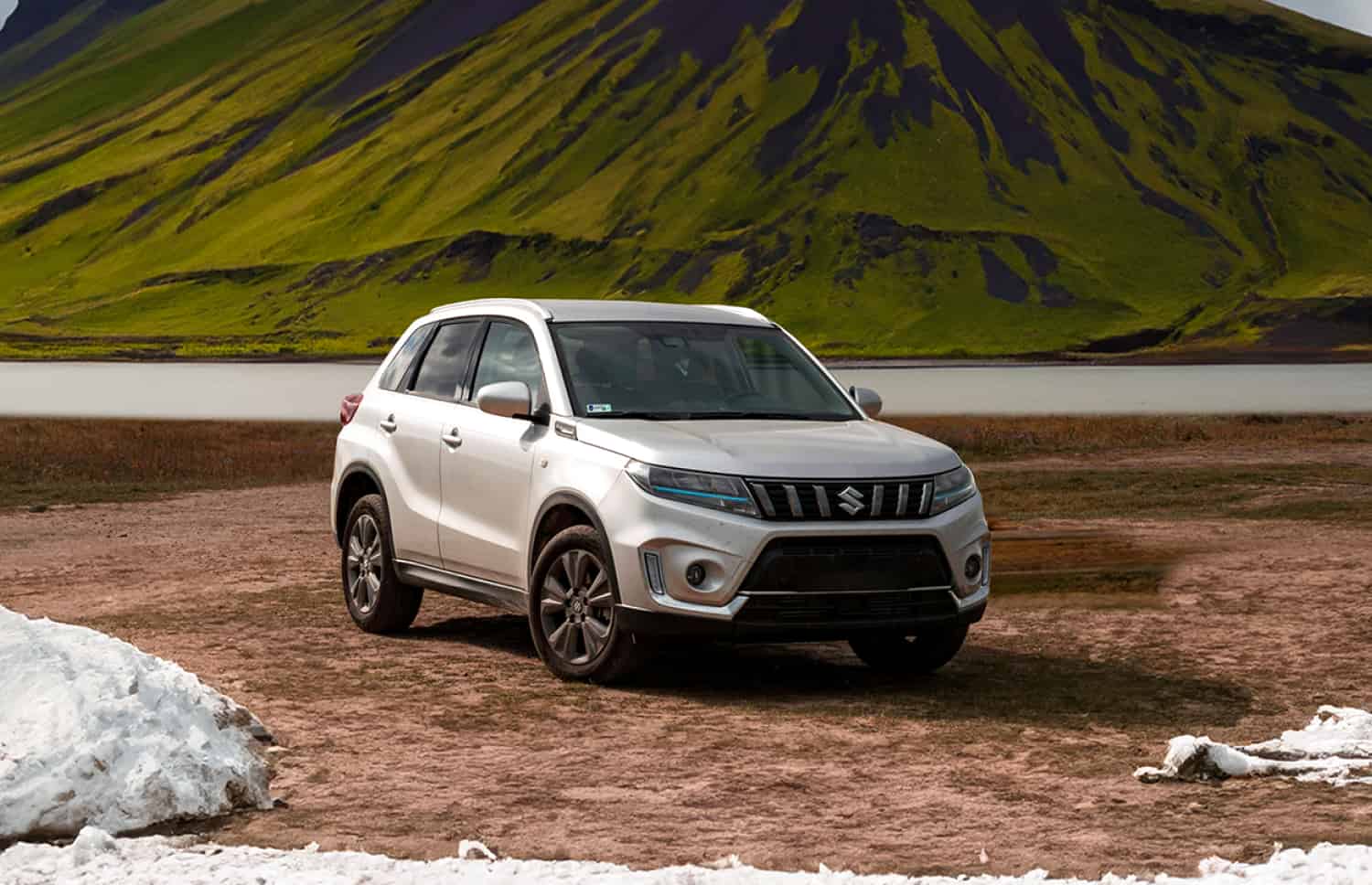Suzuki Vitara MT. Questo robusto veicolo a noleggio 4x4 offre un’esperienza di guida ideale su strade sterrate e difficili percorsi F in Islanda, con un periodo minimo di noleggio.