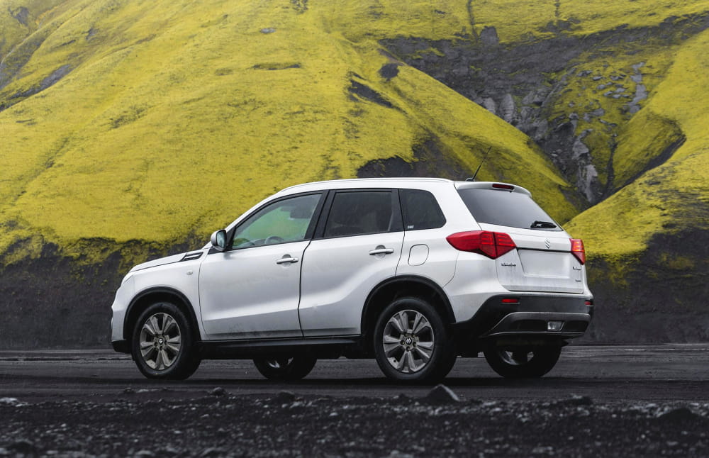 Suzuki Vitara MT. Questo robusto veicolo a noleggio 4x4 offre un’esperienza di guida ideale su strade sterrate e difficili percorsi F in Islanda, con un periodo minimo di noleggio.