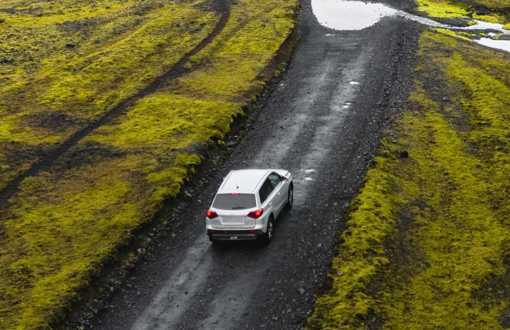Suzuki Vitara MT. Questo robusto veicolo a noleggio 4x4 offre un’esperienza di guida ideale su strade sterrate e difficili percorsi F in Islanda, con un periodo minimo di noleggio.