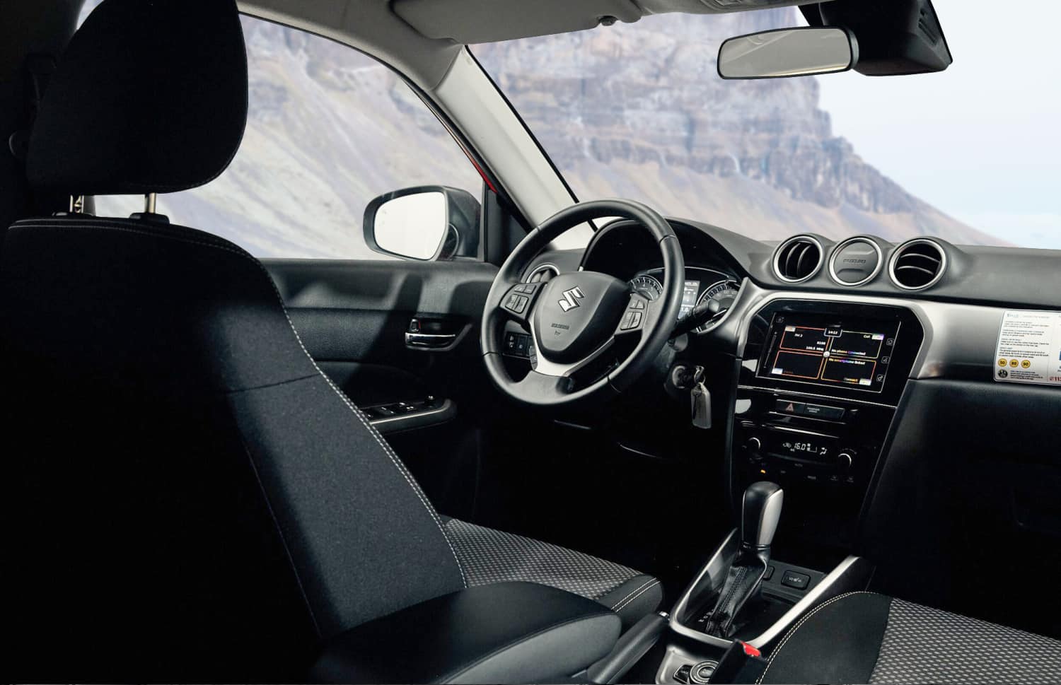 Suzuki Vitara MT. Questo robusto veicolo a noleggio 4x4 offre un’esperienza di guida ideale su strade sterrate e difficili percorsi F in Islanda, con un periodo minimo di noleggio.