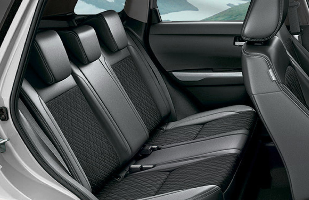 Suzuki Vitara MT. Questo robusto veicolo a noleggio 4x4 offre un’esperienza di guida ideale su strade sterrate e difficili percorsi F in Islanda, con un periodo minimo di noleggio.