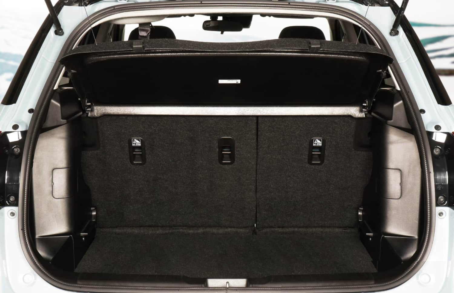 Suzuki Vitara MT. Questo robusto veicolo a noleggio 4x4 offre un’esperienza di guida ideale su strade sterrate e difficili percorsi F in Islanda, con un periodo minimo di noleggio.