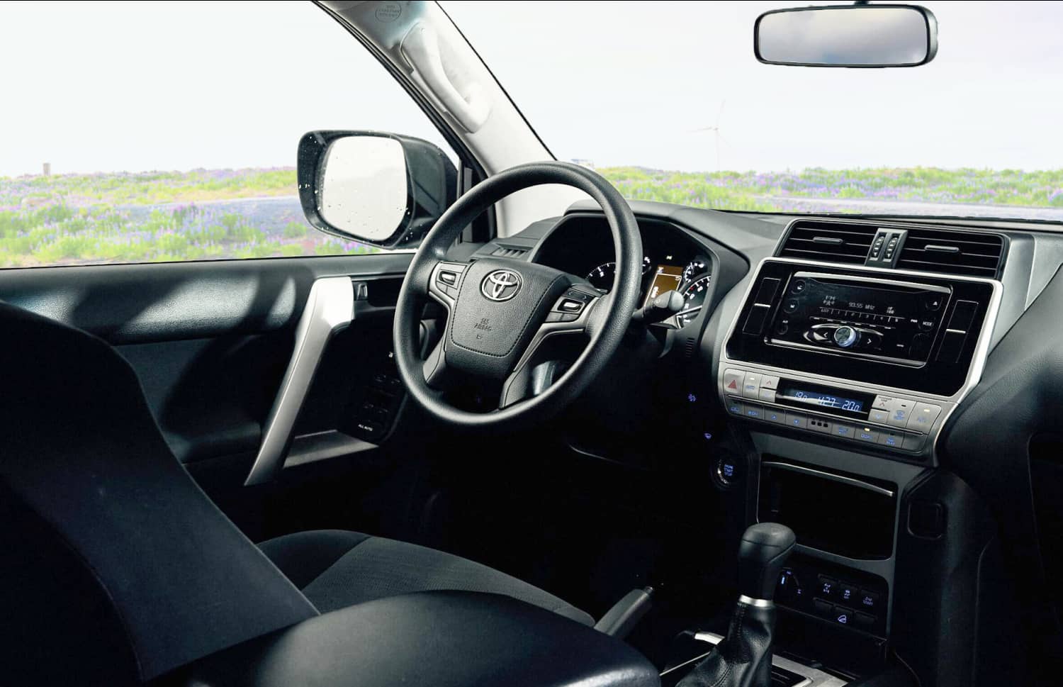 Toyota Land Cruiser 150. Una delle migliori opzioni di noleggio 4x4 in Islanda, progettato per affrontare le strade F, le strade degli altopiani e i terreni sterrati più difficili, con trazione integrale e chilometraggio illimitato.