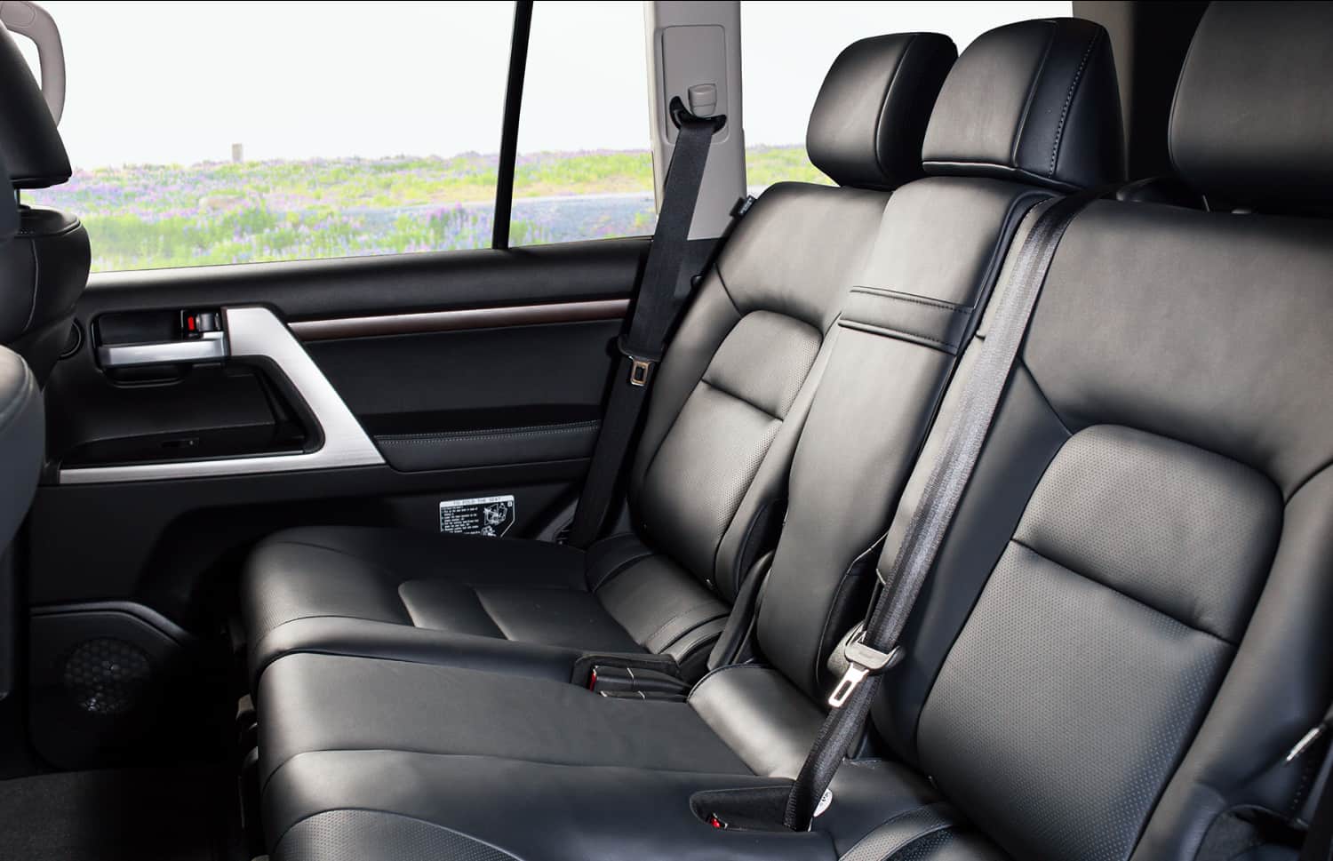 Toyota Land Cruiser 150. Una delle migliori opzioni di noleggio 4x4 in Islanda, progettato per affrontare le strade F, le strade degli altopiani e i terreni sterrati più difficili, con trazione integrale e chilometraggio illimitato.