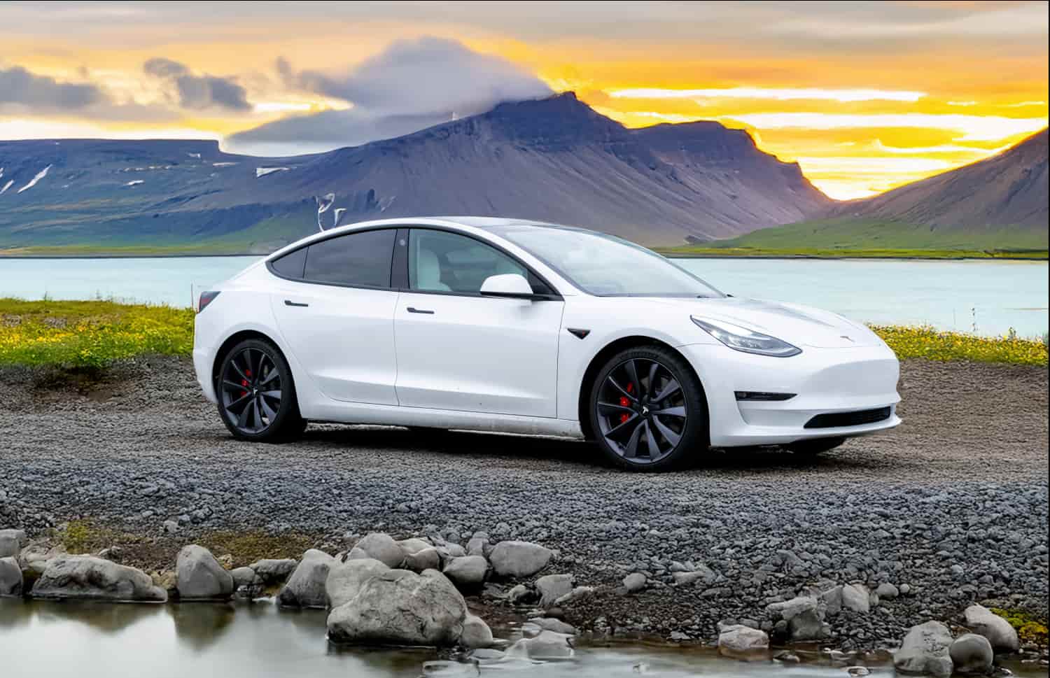 Tesla Model 3 bianca, berlina elettrica con cambio automatico, GPS, retrocamera, sedili riscaldati e spazio per 5 passeggeri in Islanda.