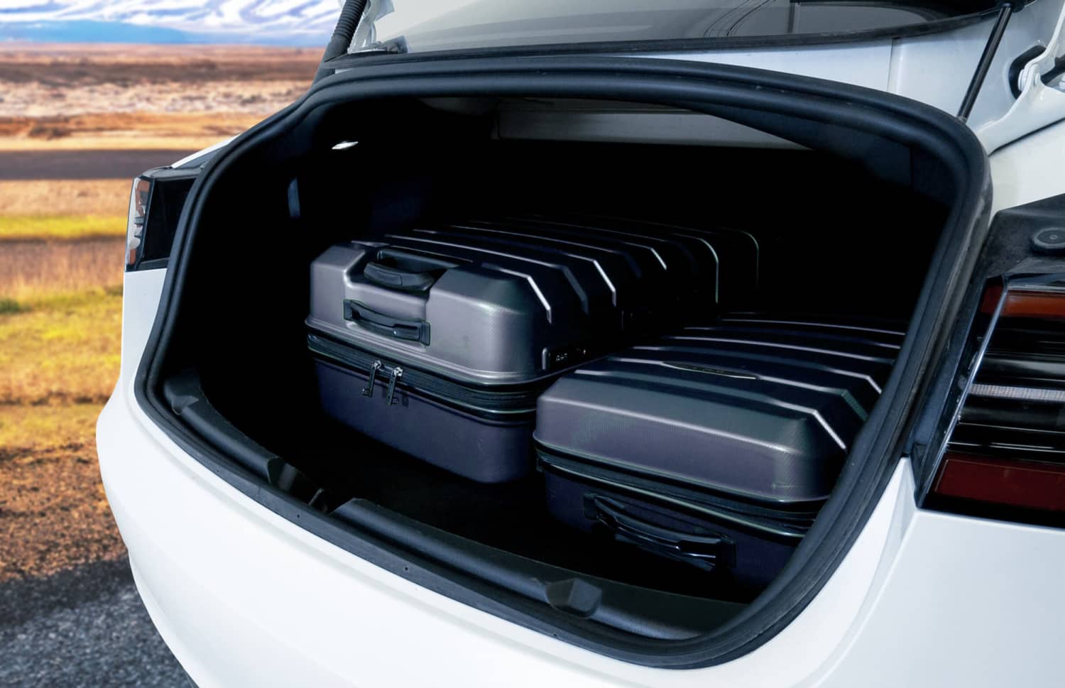 Tesla Model 3 bianca, berlina elettrica con cambio automatico, GPS, retrocamera, sedili riscaldati e spazio per 5 passeggeri in Islanda.