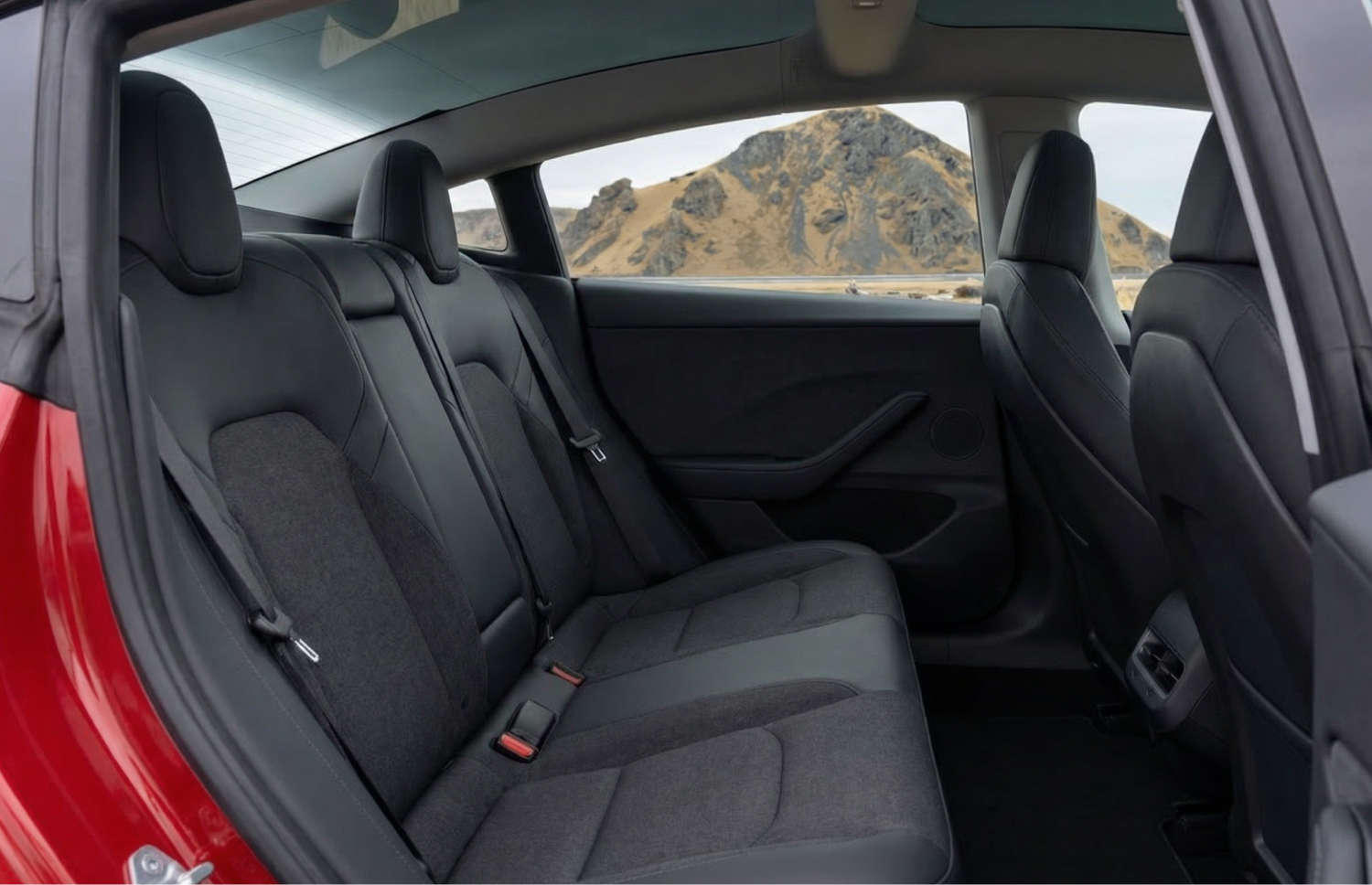 Tesla Model 3 bianca, berlina elettrica con cambio automatico, GPS, retrocamera, sedili riscaldati e spazio per 5 passeggeri in Islanda.