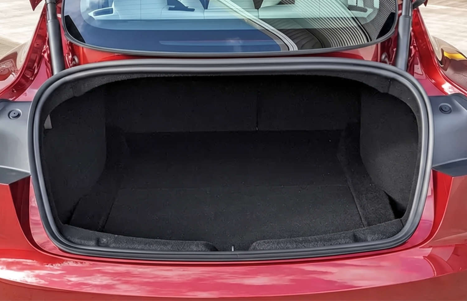 Tesla Model 3 bianca, berlina elettrica con cambio automatico, GPS, retrocamera, sedili riscaldati e spazio per 5 passeggeri in Islanda.