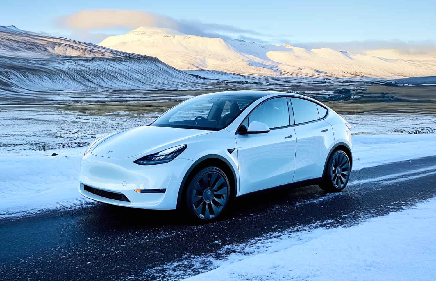 Tesla Model Y blu, SUV elettrico con cambio automatico, GPS, retrocamera, sedili riscaldati e spazio per 5 passeggeri e 2 bagagli in Islanda.