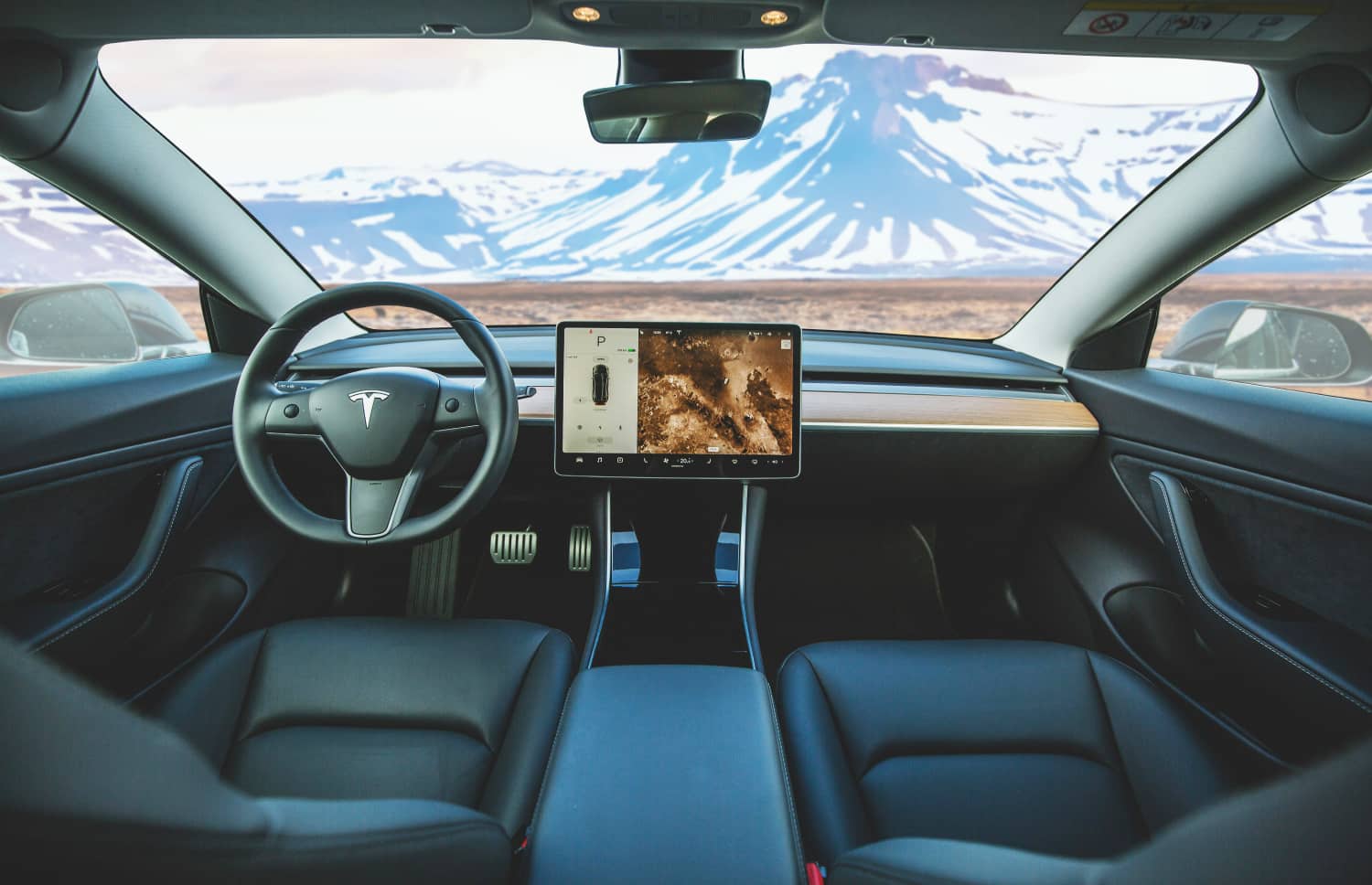 Tesla Model Y blu, SUV elettrico con cambio automatico, GPS, retrocamera, sedili riscaldati e spazio per 5 passeggeri e 2 bagagli in Islanda.