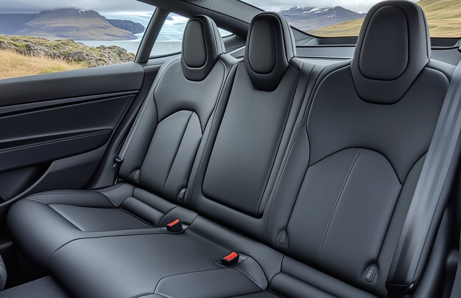 Tesla Model Y blu, SUV elettrico con cambio automatico, GPS, retrocamera, sedili riscaldati e spazio per 5 passeggeri e 2 bagagli in Islanda.