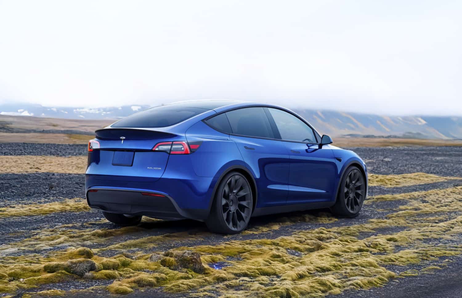 Tesla Model Y blu, SUV elettrico con cambio automatico, GPS, retrocamera, sedili riscaldati e spazio per 5 passeggeri e 2 bagagli in Islanda.