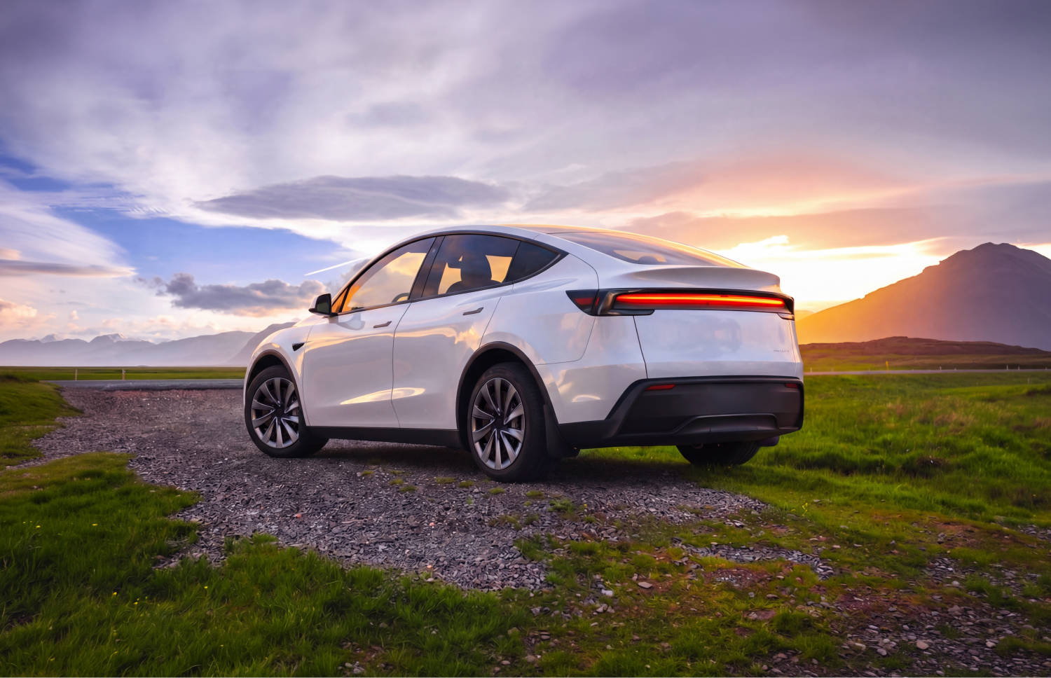 Tesla Model Y blu, SUV elettrico con cambio automatico, GPS, retrocamera, sedili riscaldati e spazio per 5 passeggeri e 2 bagagli in Islanda.