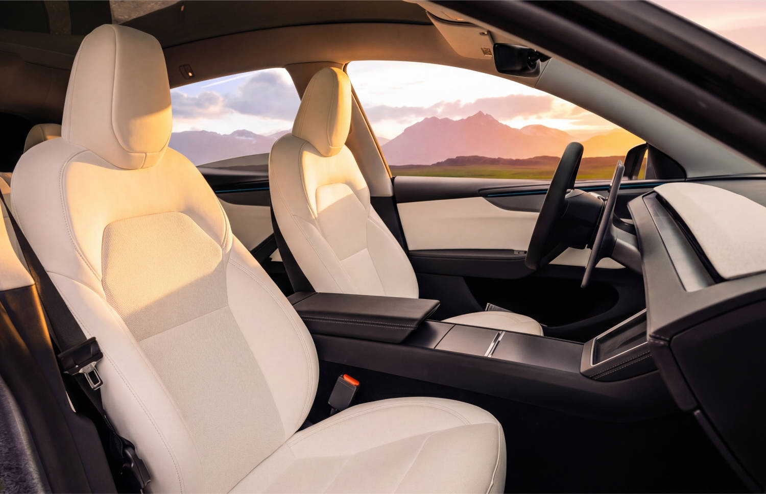 Tesla Model Y blu, SUV elettrico con cambio automatico, GPS, retrocamera, sedili riscaldati e spazio per 5 passeggeri e 2 bagagli in Islanda.