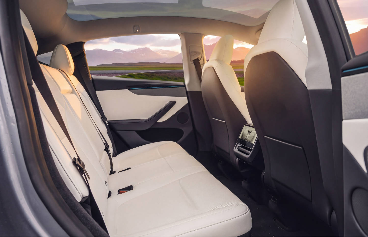 Tesla Model Y blu, SUV elettrico con cambio automatico, GPS, retrocamera, sedili riscaldati e spazio per 5 passeggeri e 2 bagagli in Islanda.