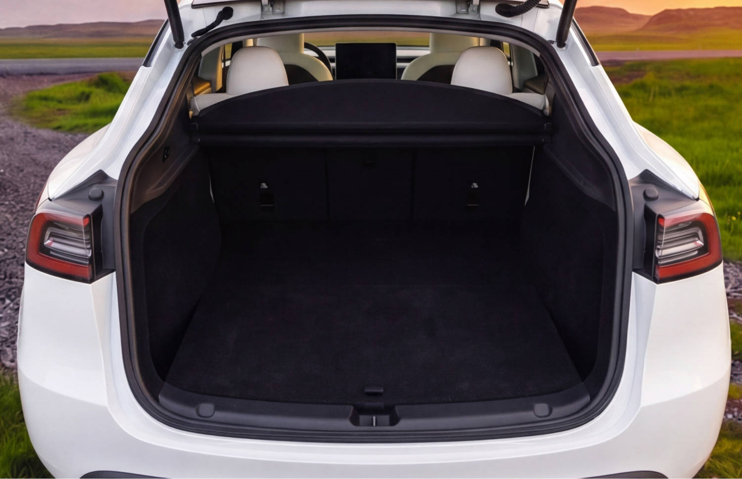 Tesla Model Y blu, SUV elettrico con cambio automatico, GPS, retrocamera, sedili riscaldati e spazio per 5 passeggeri e 2 bagagli in Islanda.