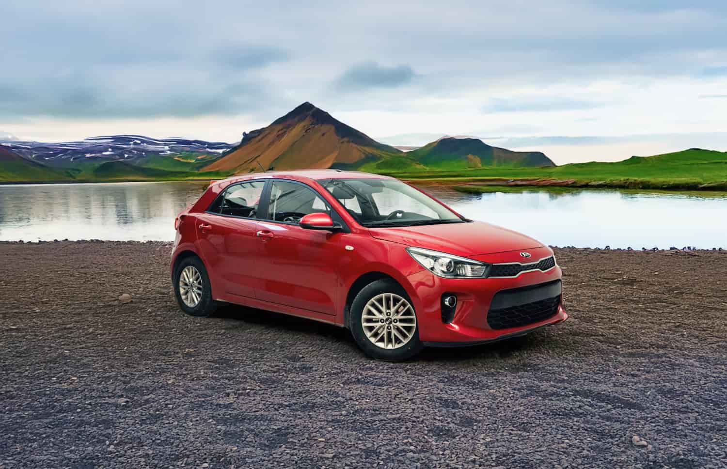 Kia Rio rossa usata con cambio manuale, compatta a 5 posti con spazio per 2 bagagli, ideale per guidare in Islanda a basso costo.