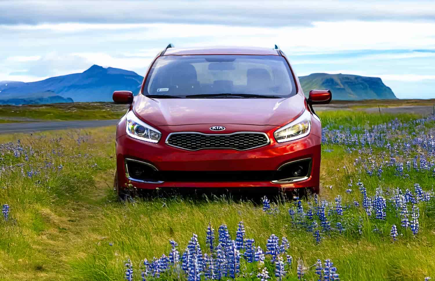 Kia Rio rossa usata con cambio manuale, compatta a 5 posti con spazio per 2 bagagli, ideale per guidare in Islanda a basso costo.