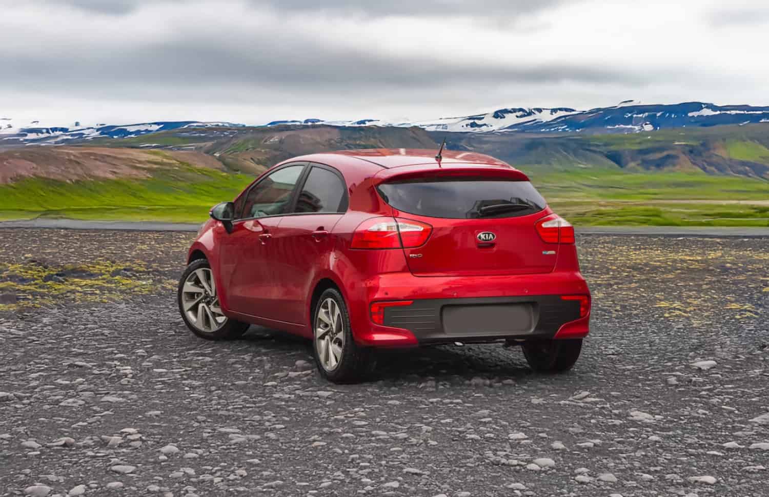 Kia Rio rossa usata con cambio manuale, compatta a 5 posti con spazio per 2 bagagli, ideale per guidare in Islanda a basso costo.