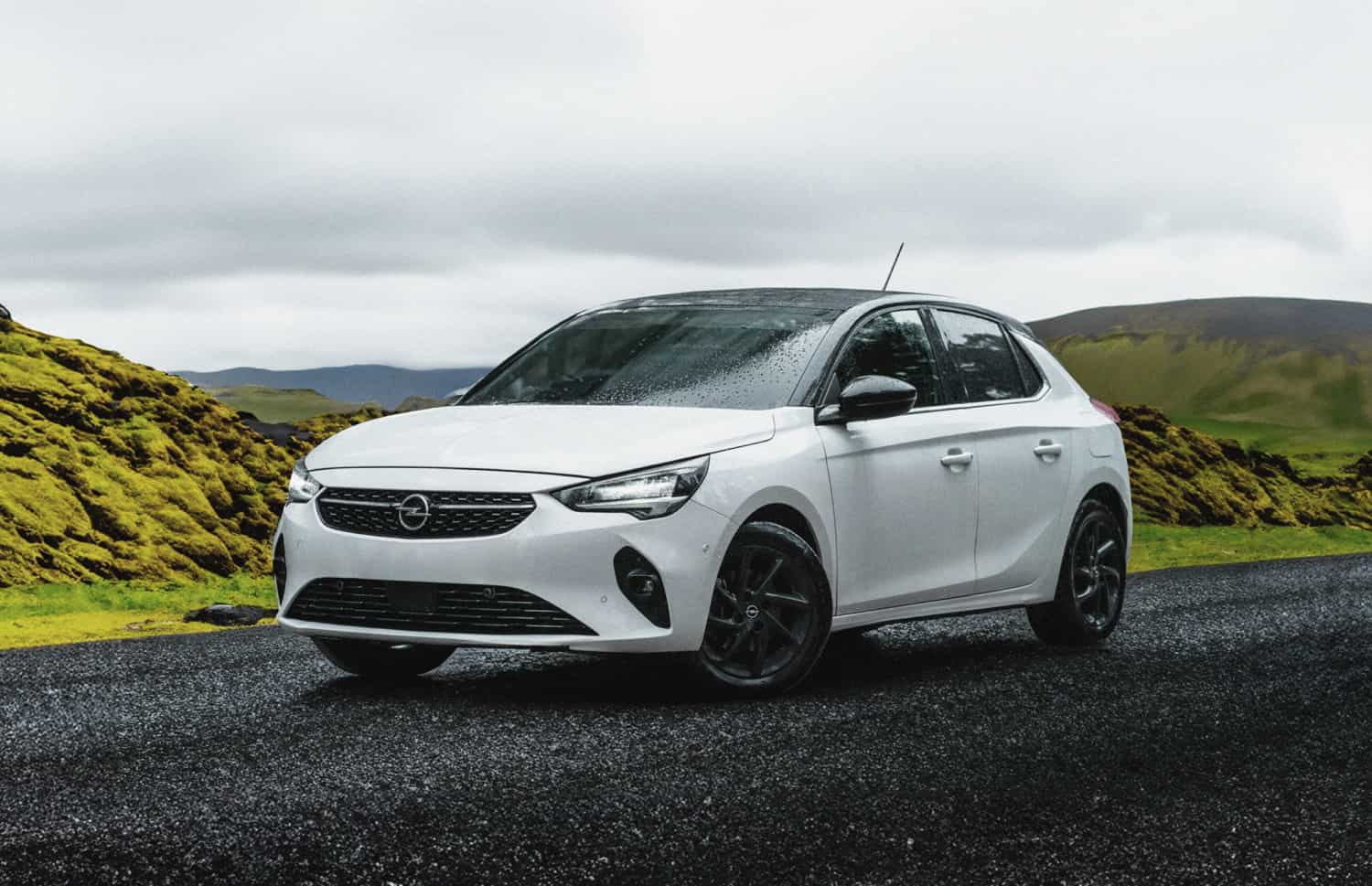 Opel Corsa elettrica blu con cambio automatico, 4 posti, auto ecologica con USB, Bluetooth e sedili riscaldati in Islanda.