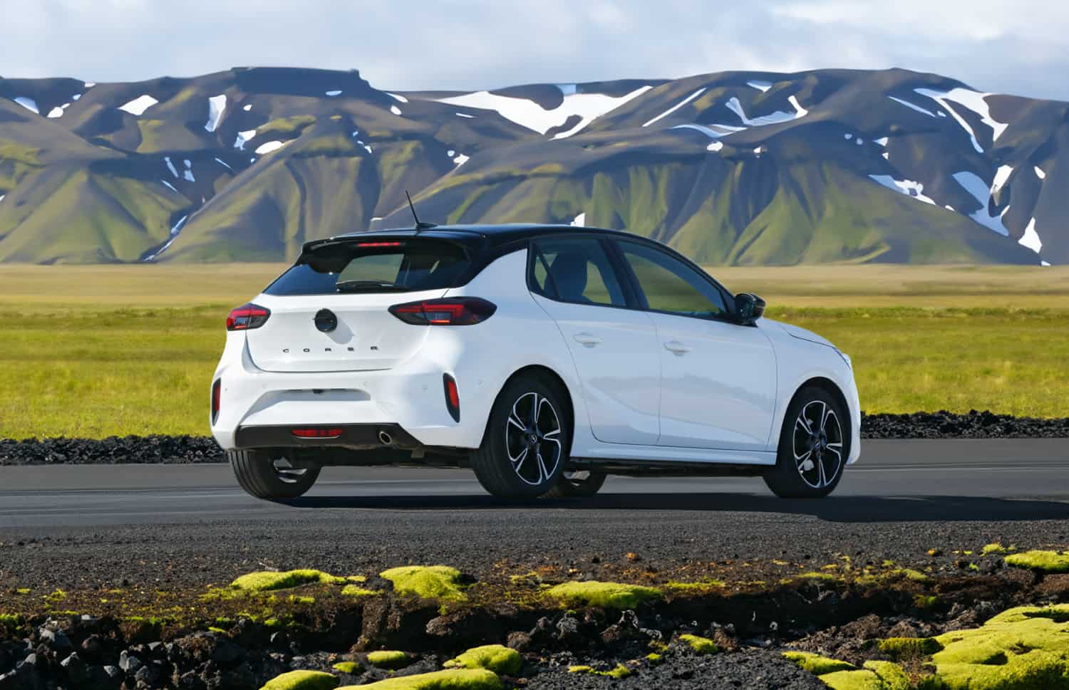 Opel Corsa elettrica blu con cambio automatico, 4 posti, auto ecologica con USB, Bluetooth e sedili riscaldati in Islanda.