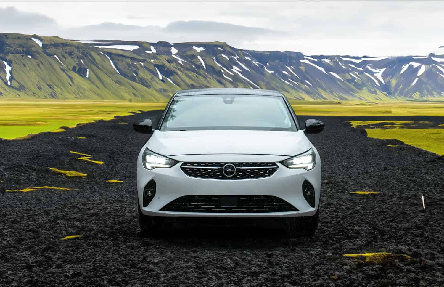 Opel Corsa elettrica blu con cambio automatico, 4 posti, auto ecologica con USB, Bluetooth e sedili riscaldati in Islanda.