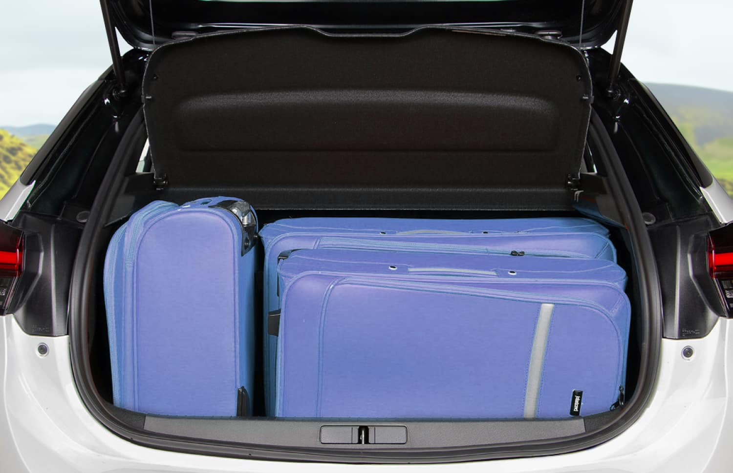 Opel Corsa elettrica blu con cambio automatico, 4 posti, auto ecologica con USB, Bluetooth e sedili riscaldati in Islanda.