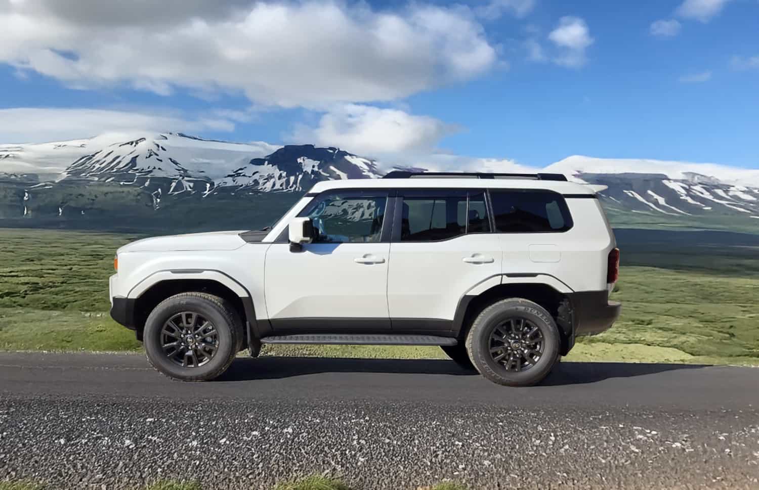 Toyota Land Cruiser 250 bianco, SUV 4x4 con cambio automatico, 7 posti, caricatore USB, Bluetooth e sedili riscaldati; perfetto per le avventure fuoristrada in Islanda.