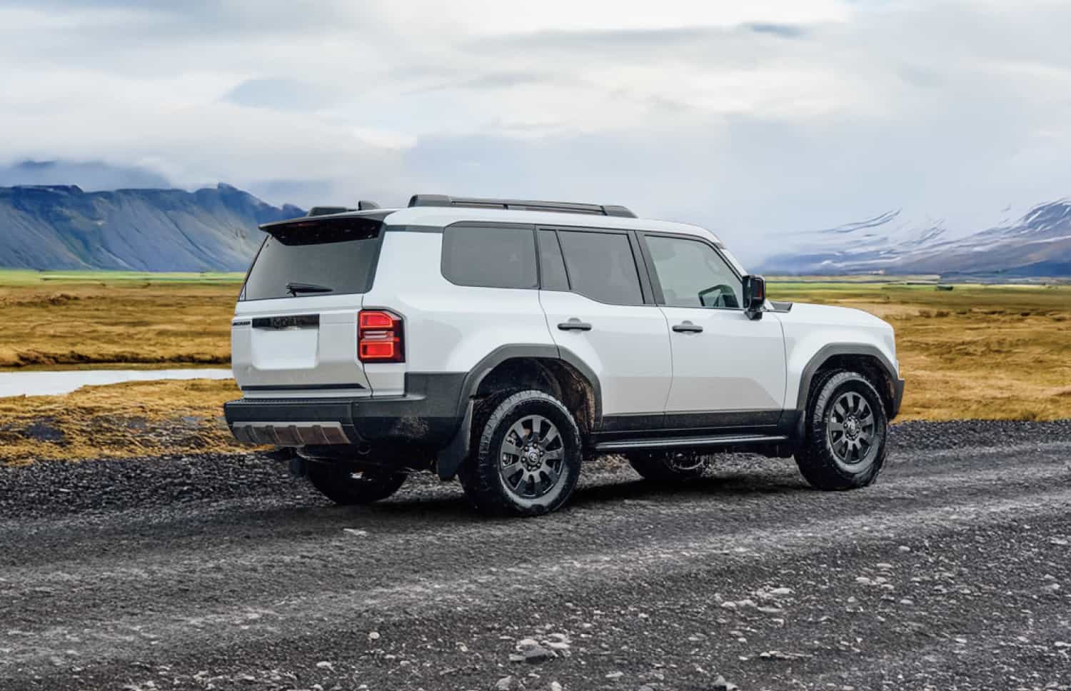 Toyota Land Cruiser 250 bianco, SUV 4x4 con cambio automatico, 7 posti, caricatore USB, Bluetooth e sedili riscaldati; perfetto per le avventure fuoristrada in Islanda.